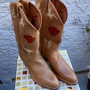 Texas Vintage woman’s western boots. Size 7 1/2 M, Tan color.